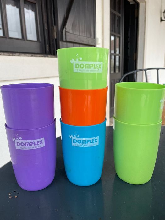 Copos plastico em varias cores