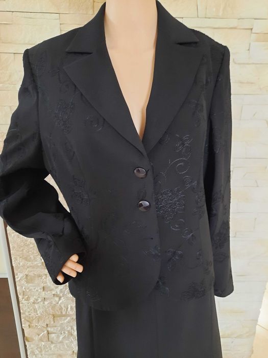 Kostium czarny z wzorami rozmiar 46