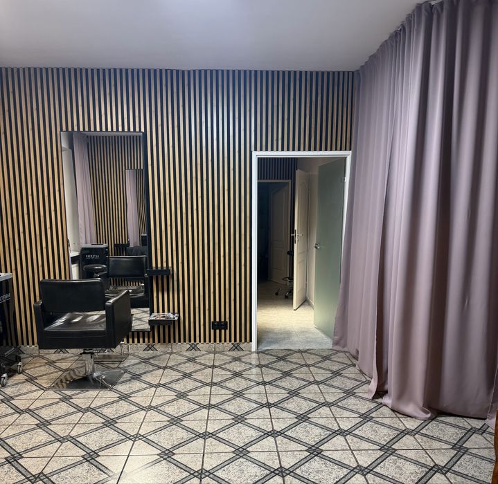 Salon fryzjerski stanowisko fryzjerskie, miejsce dla stylistki paznokci - Widok 4