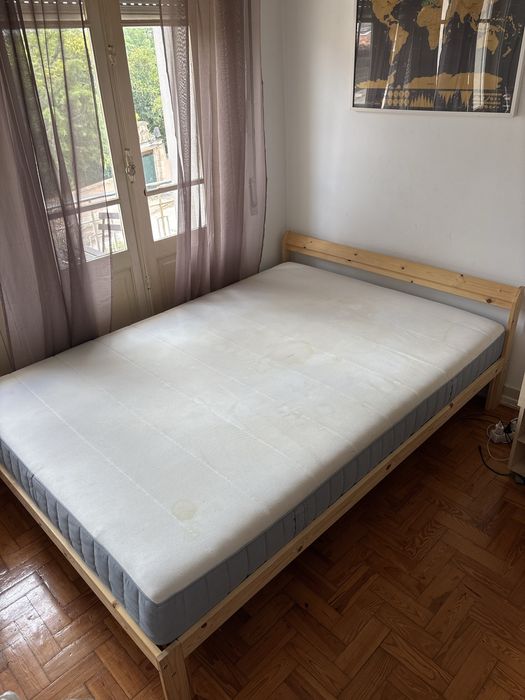 Cama de casal do IKEA
