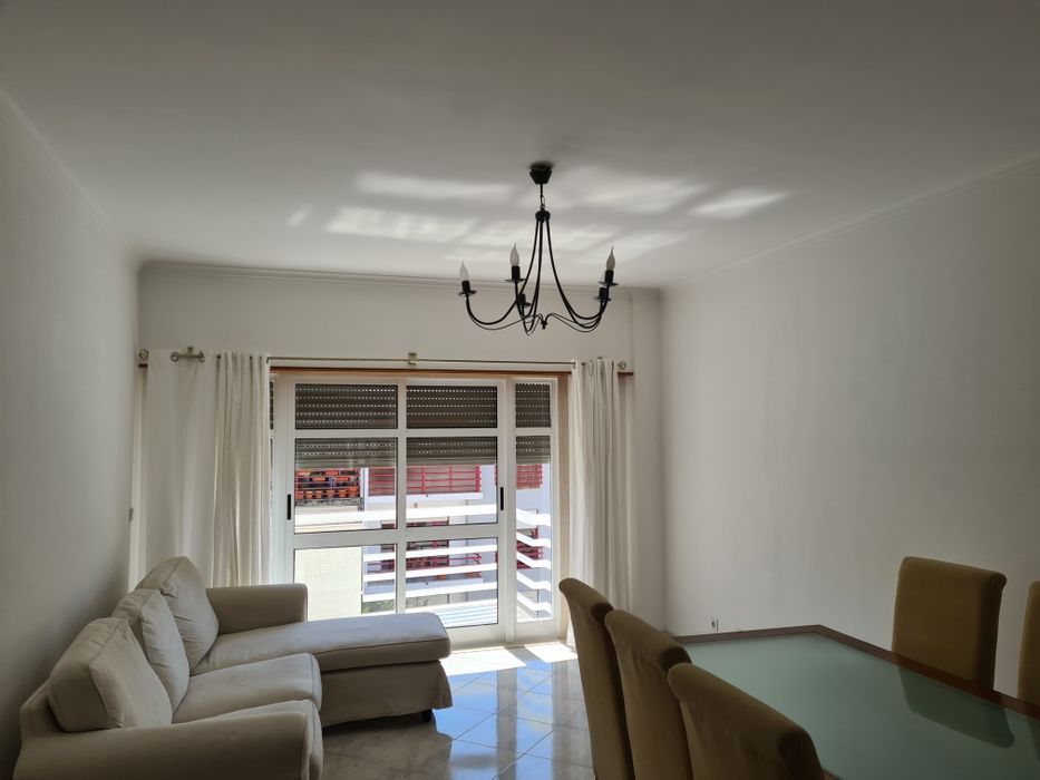 Sofá três lugares com chaise long