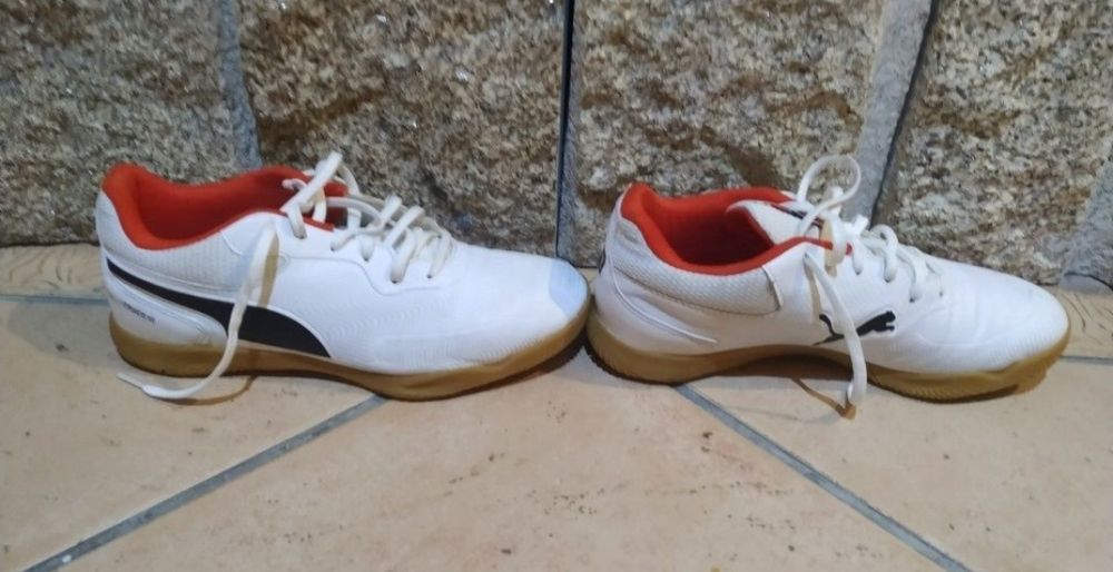 Sapatinhas de futsal brancas