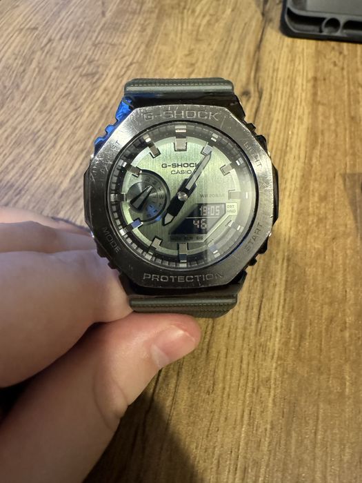 Продаю Casio G-Shock GM-2100B.