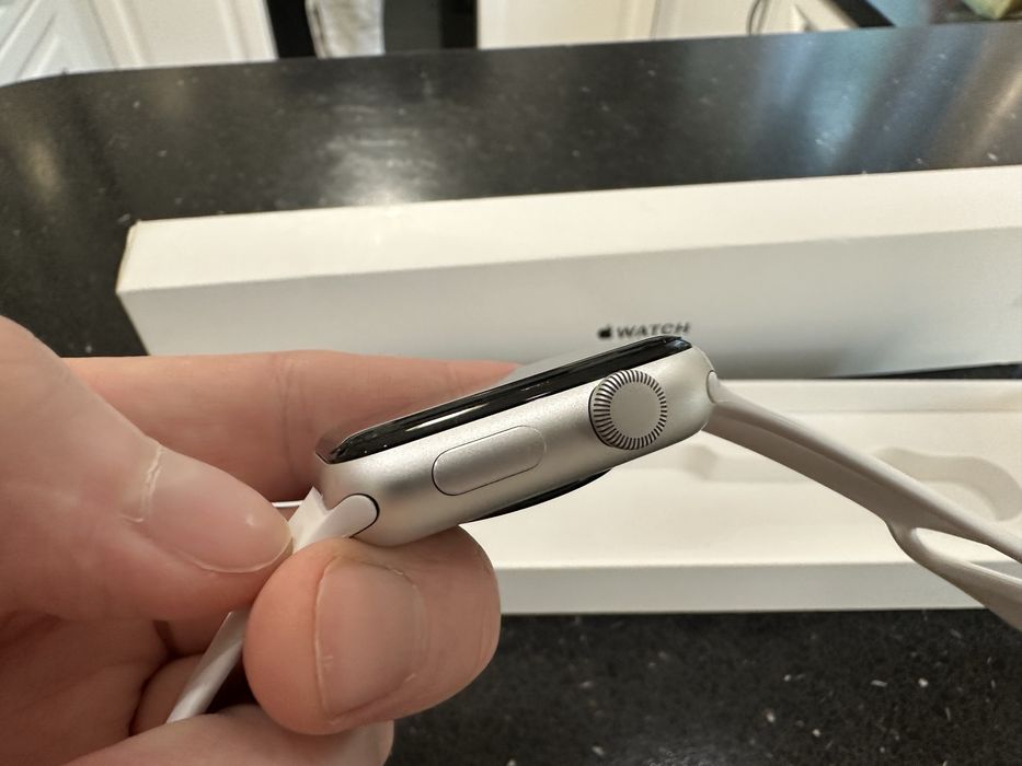 Продам Apple Watch 3 38mm Silver Aluminium