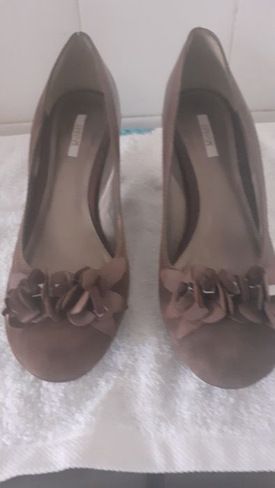 Sapatos  castanhos  de camurça  e pele com aplicações  n38