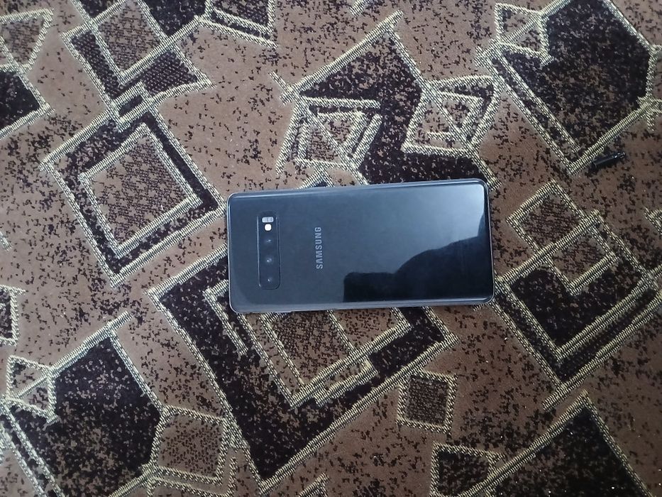 Продам телефон Samsung s10
