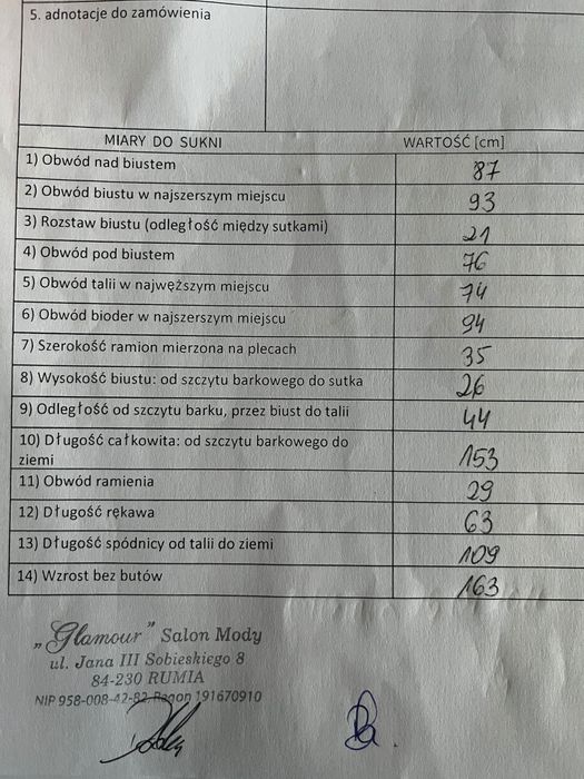 Suknia ślubna szyta na miarę ze zdobionymi rękawami
