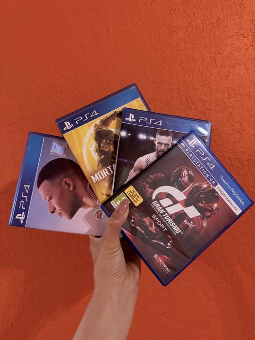 Sony PlayStation 4 PS4 1TB + 2 джойстика + 4 игры