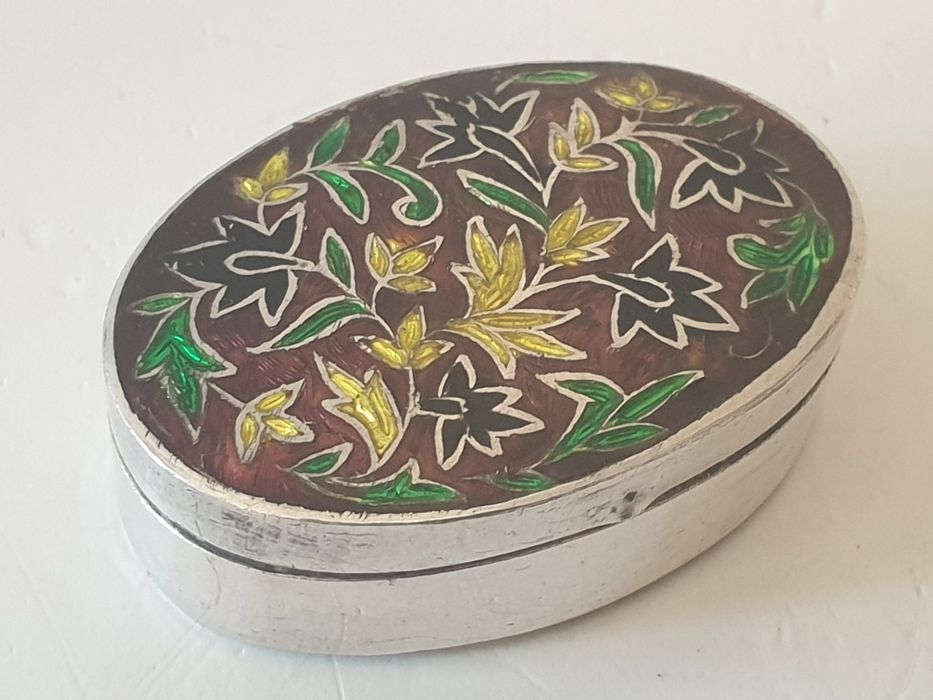 Small snuff box / pill box in silver with enamel