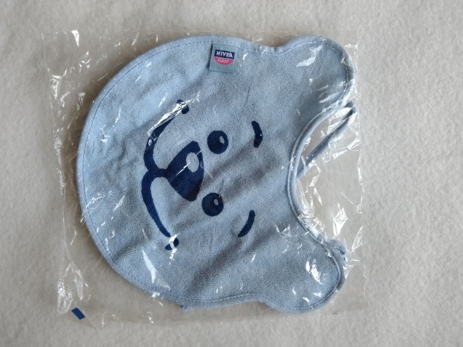 Nivea Baby śliniak śliniaczek z ceratką wiązany podbródek frotte
