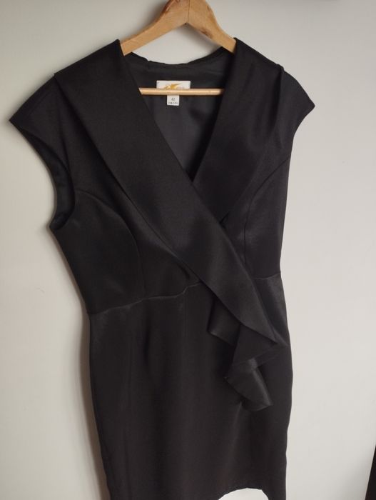 Sukienka czarna bardzo.elegancka lekko połyskujący materiał r. 42