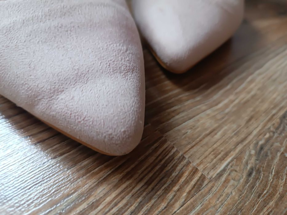 Buty na słupku beżowe