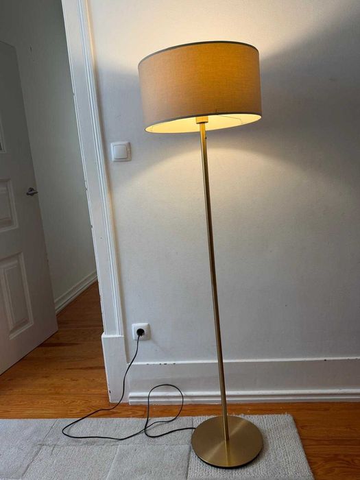 Candeeiro de pé latão Ikea com abajur bege