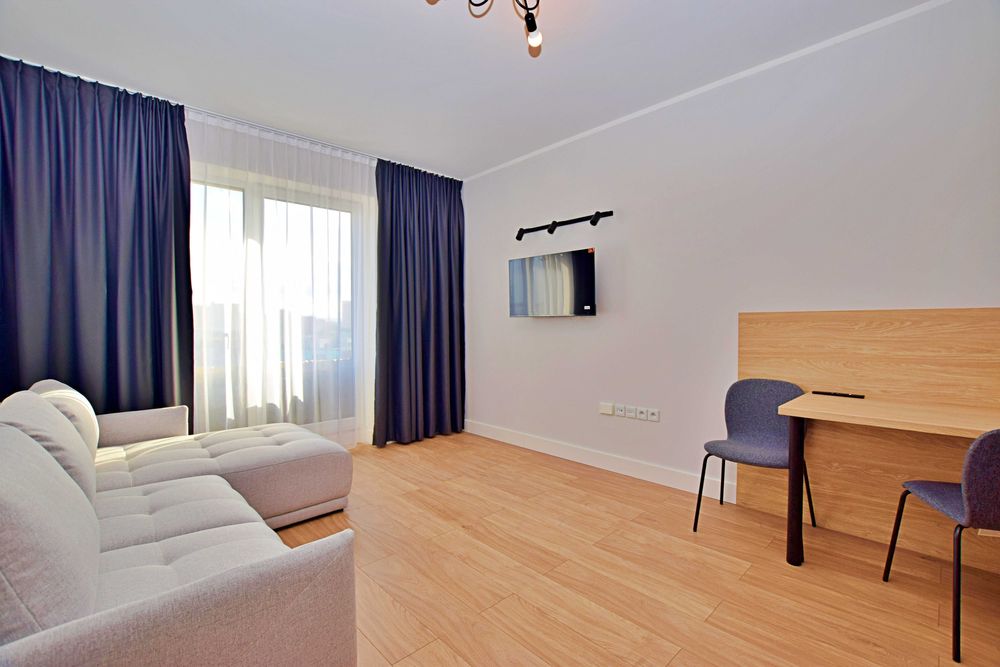 Nowoczesna kawalerka róg Kobierzyńskiej i Grota-Roweckiego, tramwaj