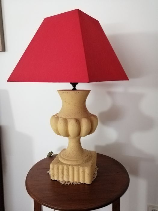 Candeeiro de mesa com abat-jour