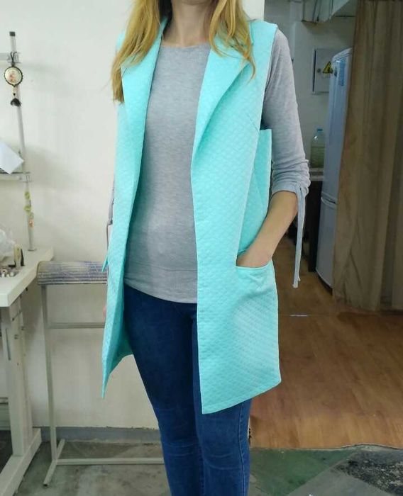 Распродажа. Фирменный жилет-накидка