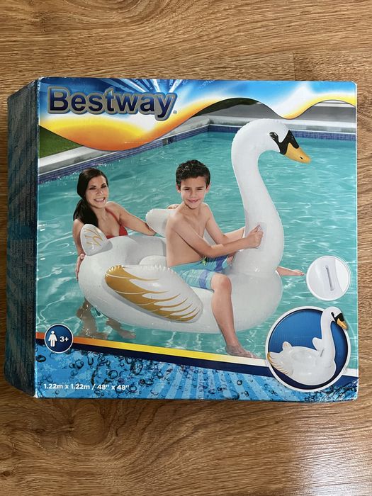 Pompowany łabędź do pływania w basenie, morzu