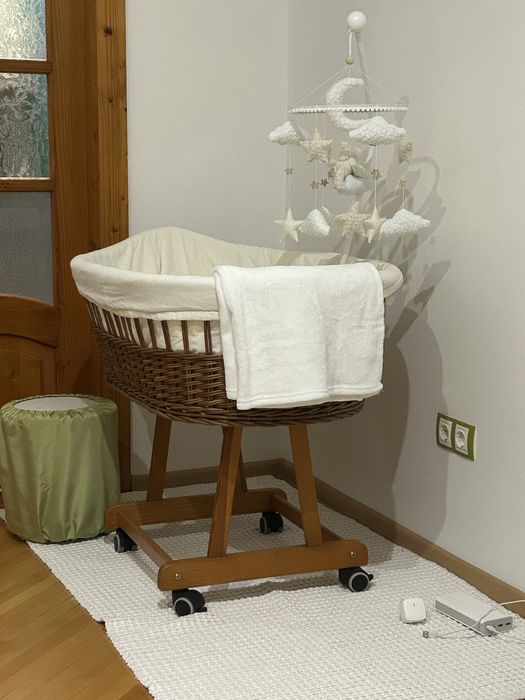 Продам ліжечко , люльку плетену