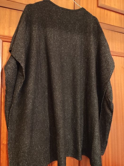 Camisola preta estilo poncho