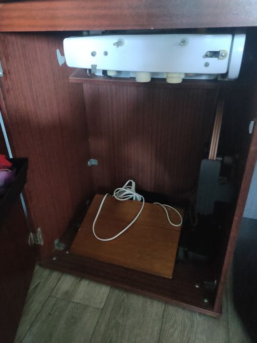 Швейная машинка ,в рабочем состоянии, все работает без проблем