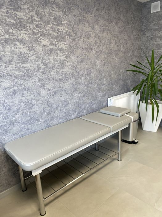 Kozetka medyczna kosmetyczna z regulowanym oparciem SREBRNA