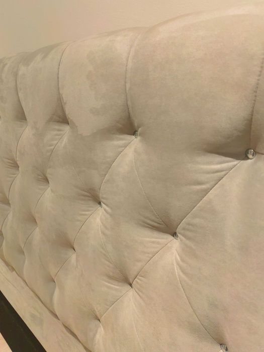 Cabeceira de cama, cinzenta, capitoné