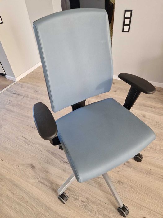 Fotel biurowy Profim Raya – 2 sztuki, bardzo dobry stan
