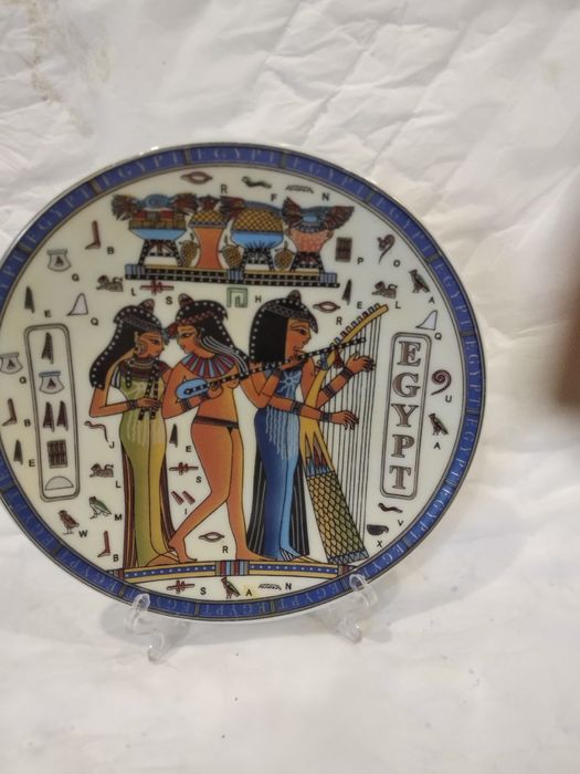 Сувенирная тарелочка на подставке  фарфоровая египетской тематики