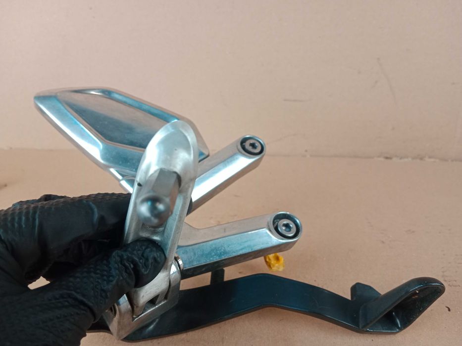 Triumph Trident 660 Set Kierowcy Prawy Przód Podnóżek Dźwignia Hamulca