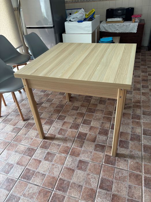 Vendo mesa e cadeiras