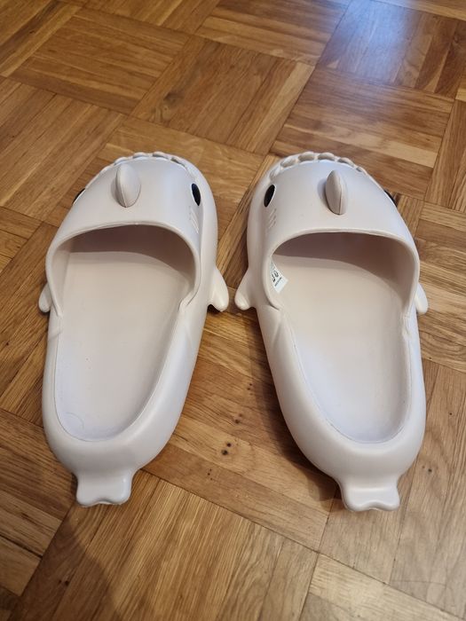 Klapki kąpielowe baby shark r. 36-37 Blady róż