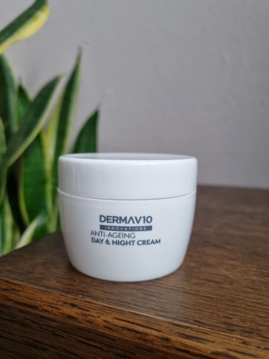 przeciwstarzeniowy DermaV10 Innovations Anti-Ageing Day & Night Cream.