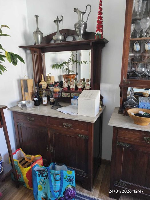 Móveis de sala de jantar em cerejeira com azulejos ingleses