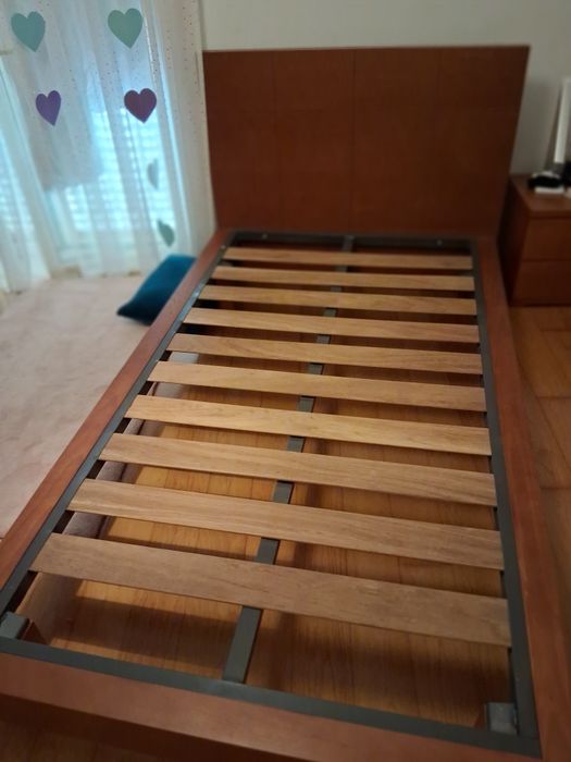 Cama individual cor de cerejeira  com estrado integrado para colchão  195x110 cm