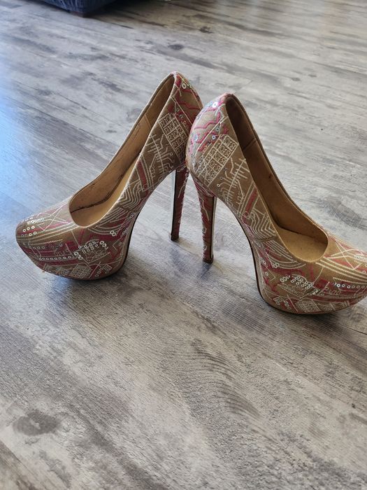 Sapatos altos cor creme e rosa