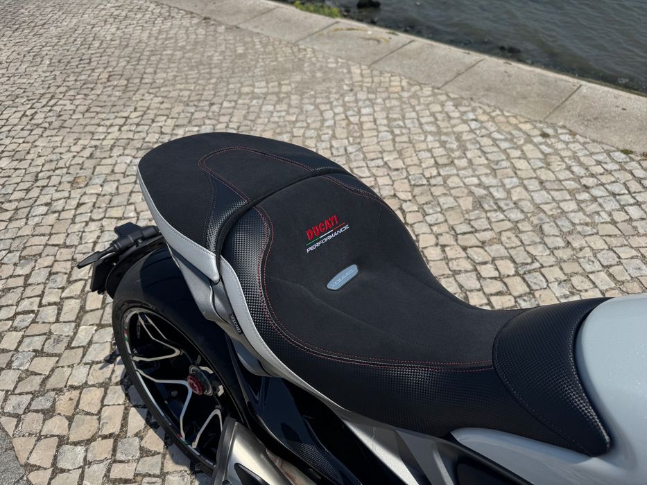 Ducati Xdiavel V4 (cor exclusivo)