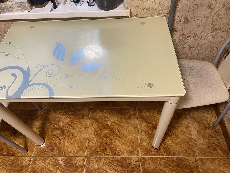 Кухоный стол и два стула