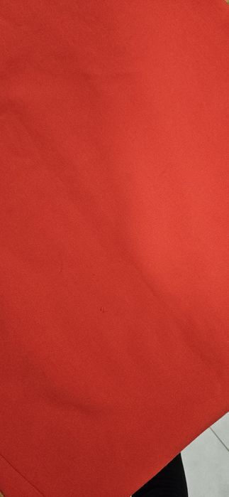 Czerwona ołówkowa spódnica capsule 36