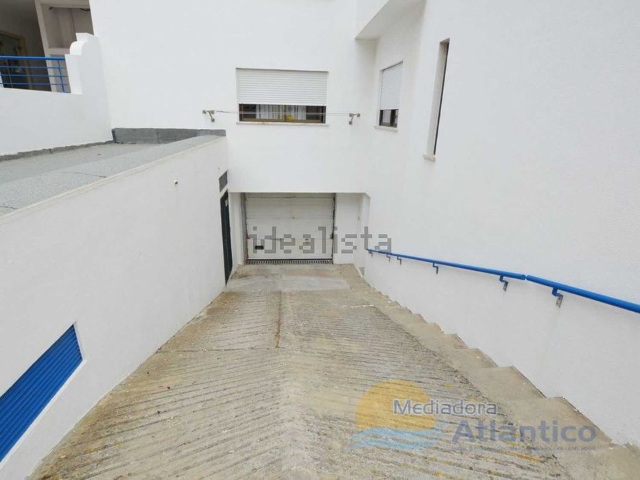 DUAS BOX Cobertas E FECHADAS NO CENTRO DA ERICEIRA