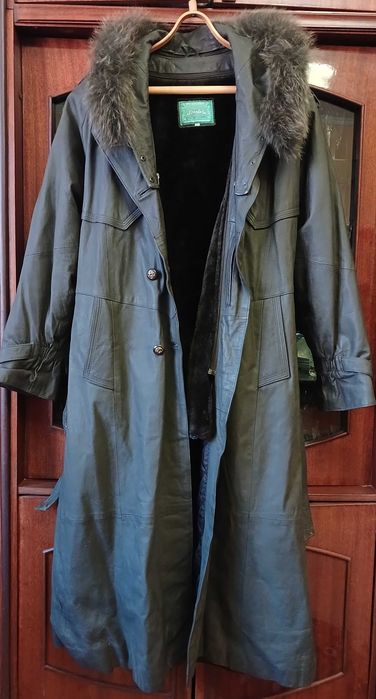 Стильний жіночий шкіряний плащ пальто з теплою підкладкою і капішоном.