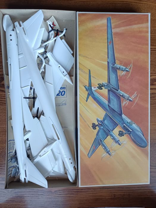 Сборная модель самолёта TU-20 Plasticart 1/100