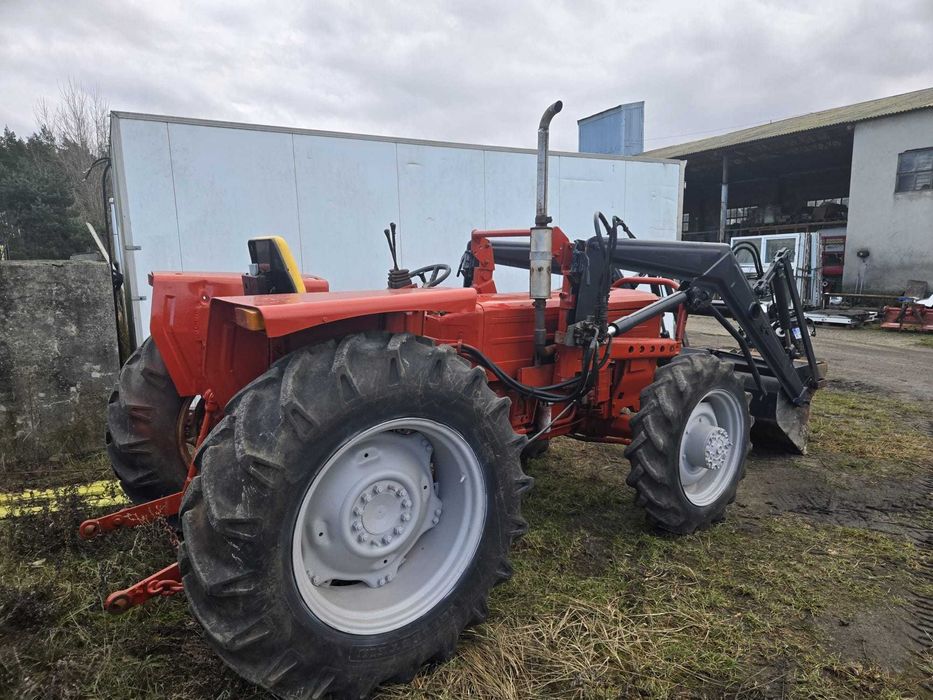 Ciągnik rolniczy Renault z turem