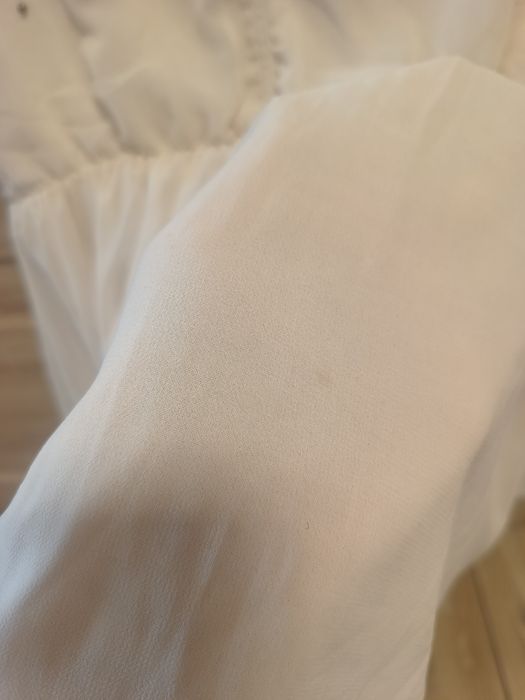 Zwiewna sukienka z dżetami perełkami