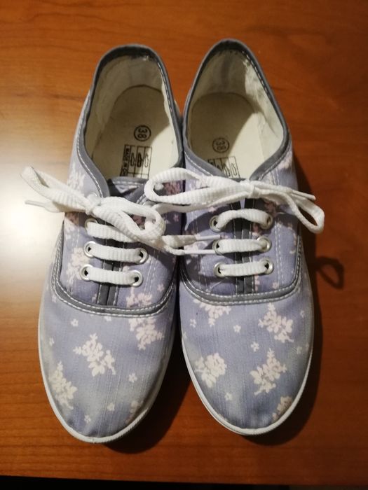 Tenis  em tecido florido