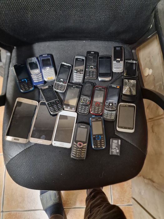 Kilka starych telefonów