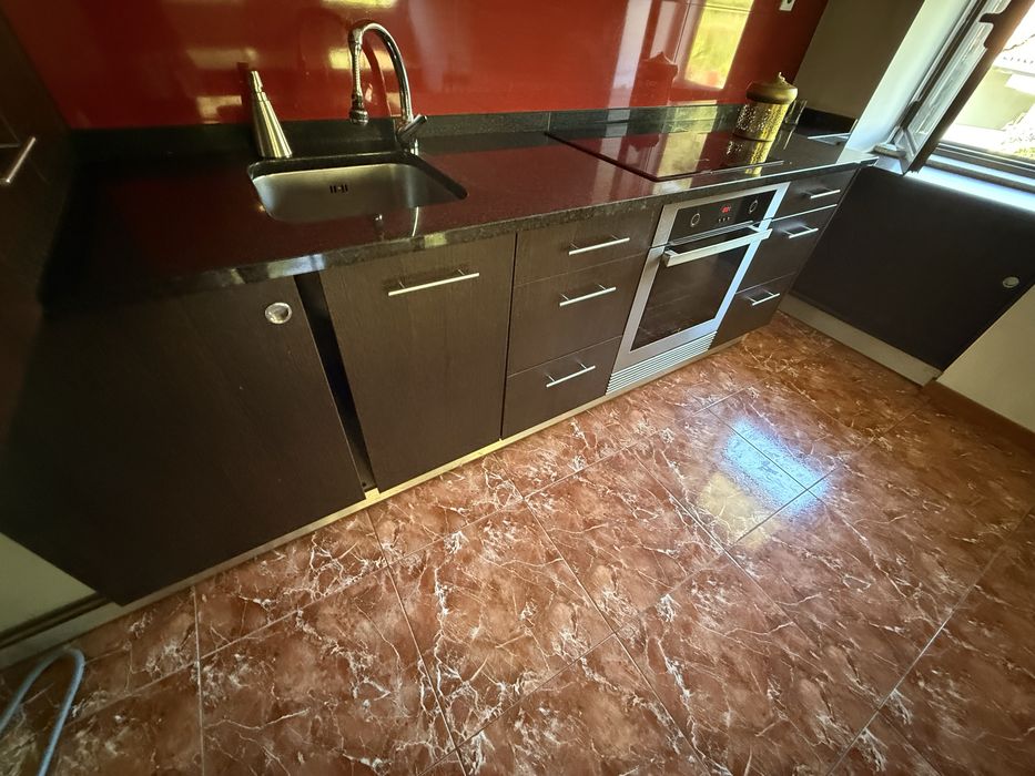Oportunidade: Cozinha Completa Wenguê e Granito com Eletrodomésticos de Encastrar!