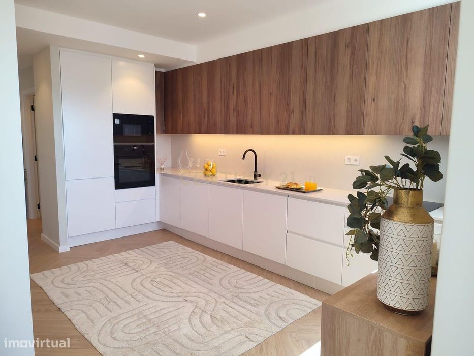 Apartamento T2 Renovado com Vista Rio em São Vicente, Lisboa