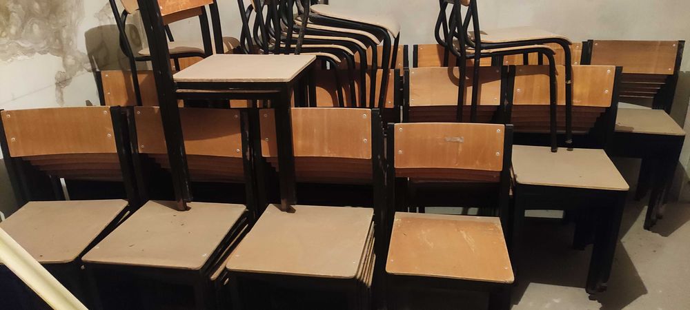 Cadeiras em metal e madeira