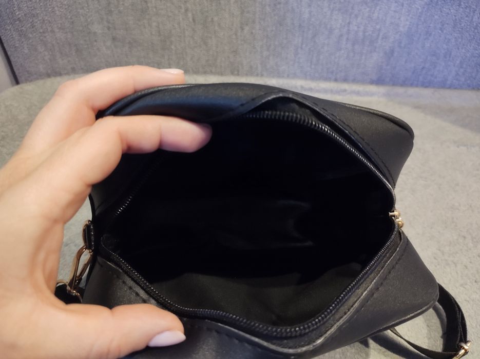 Nowa,mała, czarna torebka na ramię
