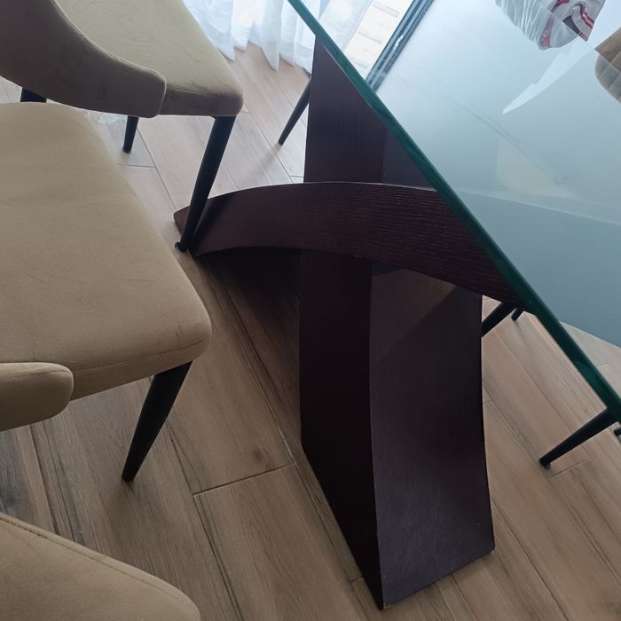 Mesa de jantar com  tampo de vidro e pè de madeira